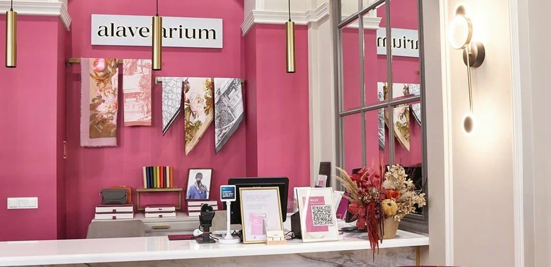 Магазин на набережной реки Мойки