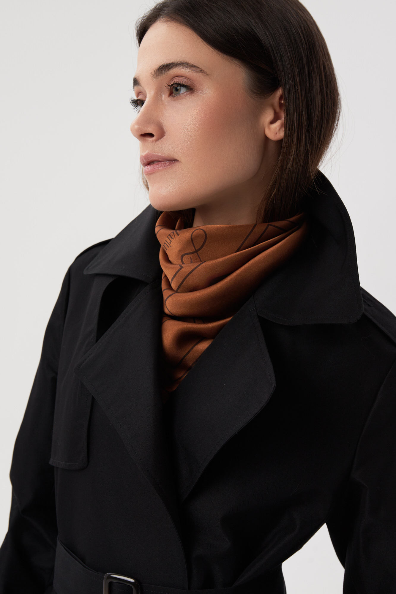 Игра с объемом, как сделать платок на шее более объемным