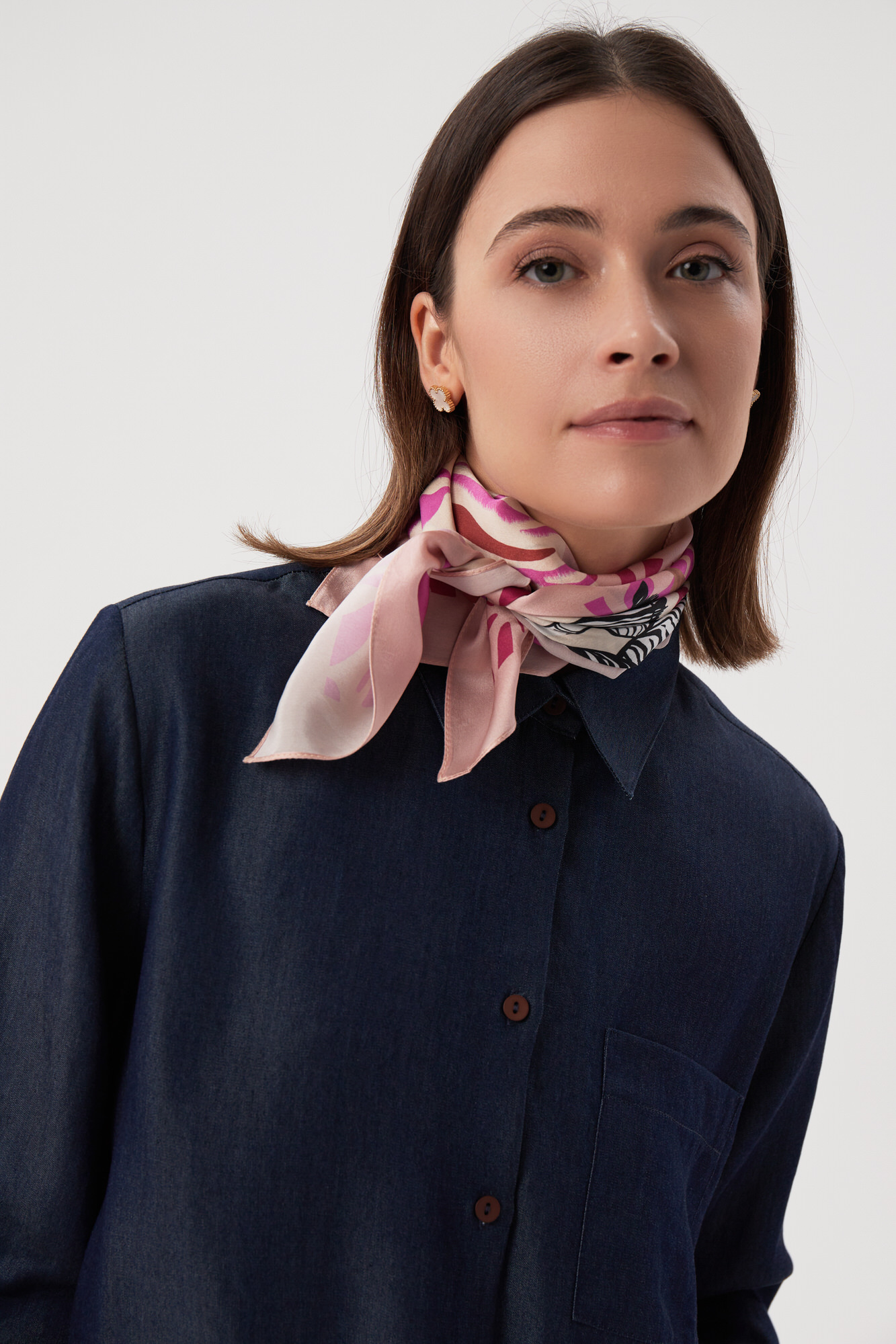 Классический способ завязывания платка на шее 2